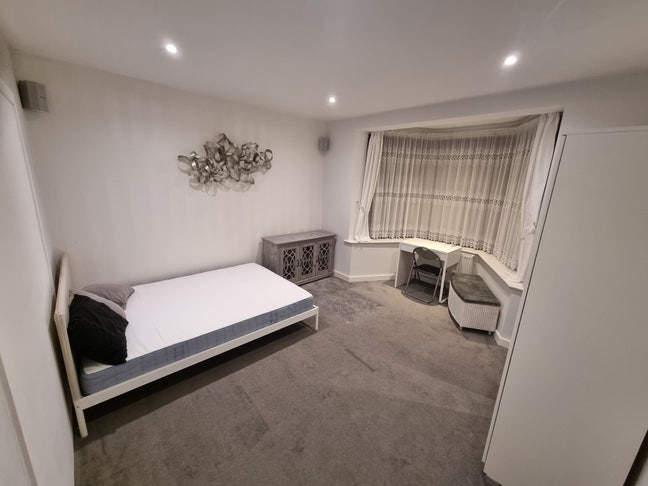 Large Double Eoom Close to Uxbridge Main Photo