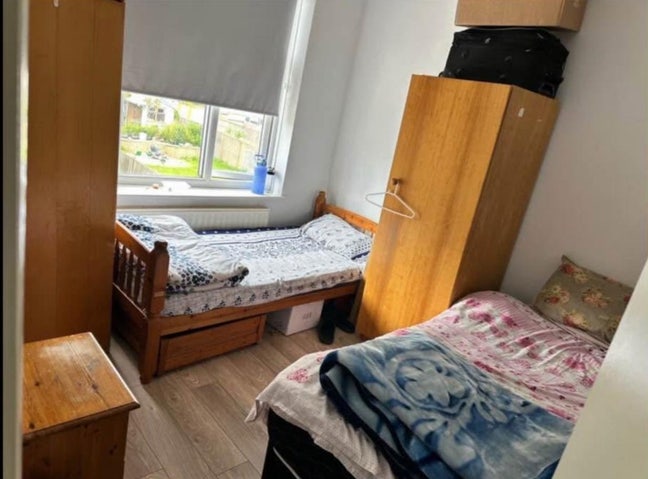 Room in sharing basis Main Photo