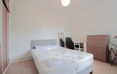 Room in 4 bedroom flat in Camden for sublet! Main Photo