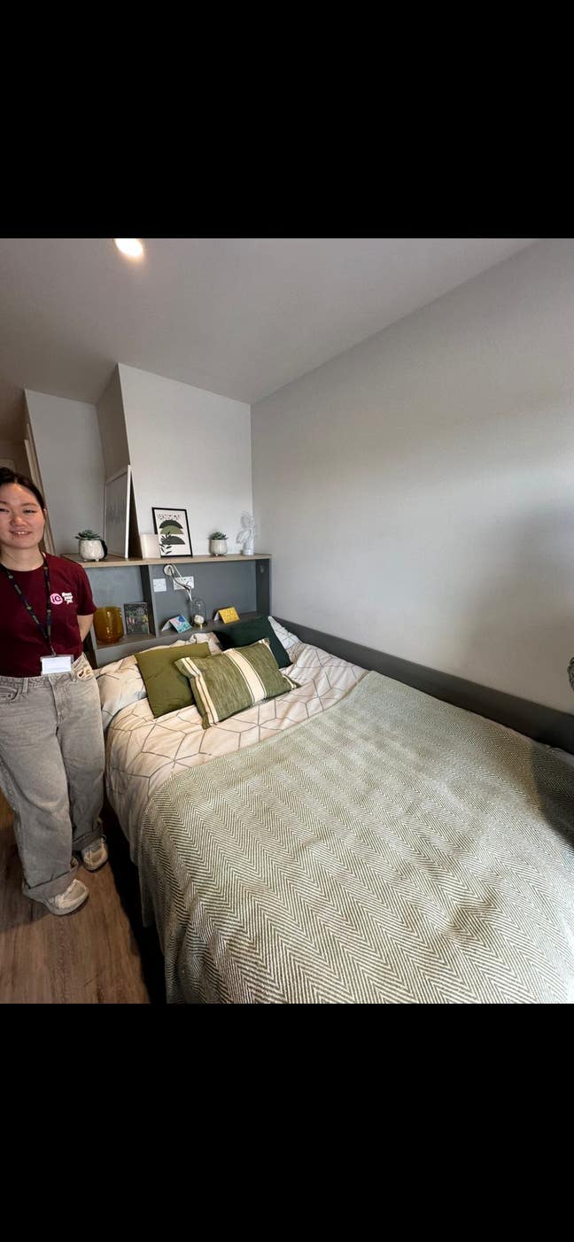 Coventry Gold EnSuite Room IQ Weaver Place Main Photo