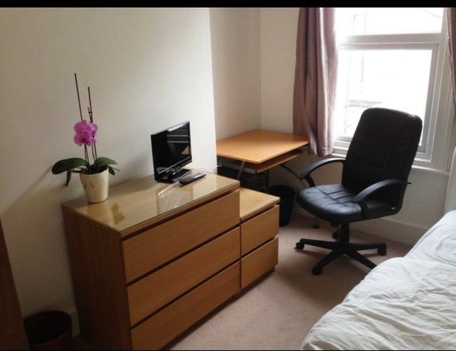 Room available in beautiful home with bills Main Photo