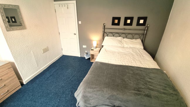 Superb 4 bedroom student house near Bolton Uni Main Photo