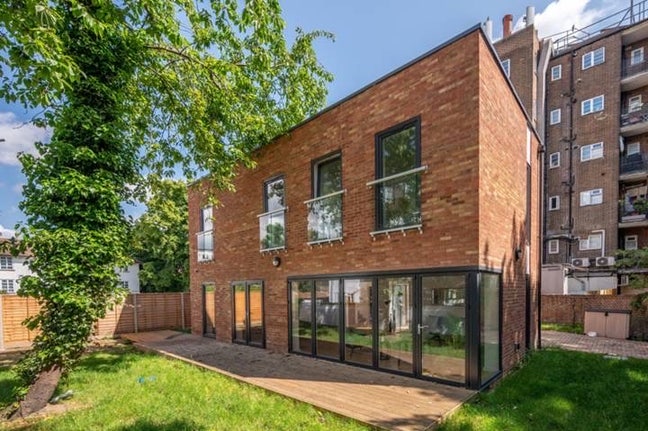 Double room for rent in modern home Main Photo