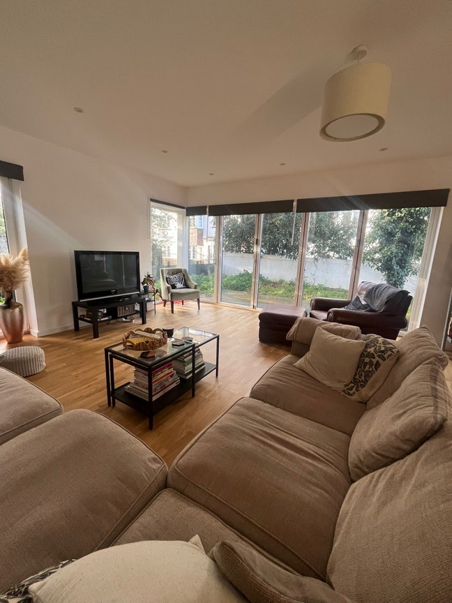 Double room for rent in modern home Main Photo