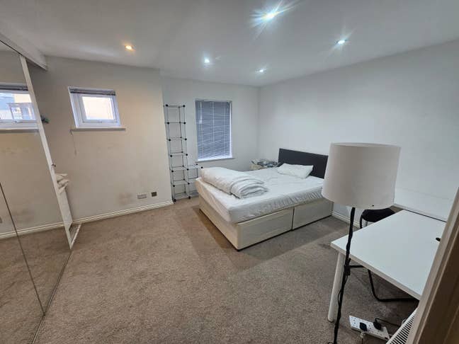 Large room E14  Main Photo