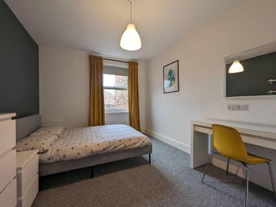 Large 2nd floor ensuite room, near hospital  Main Photo