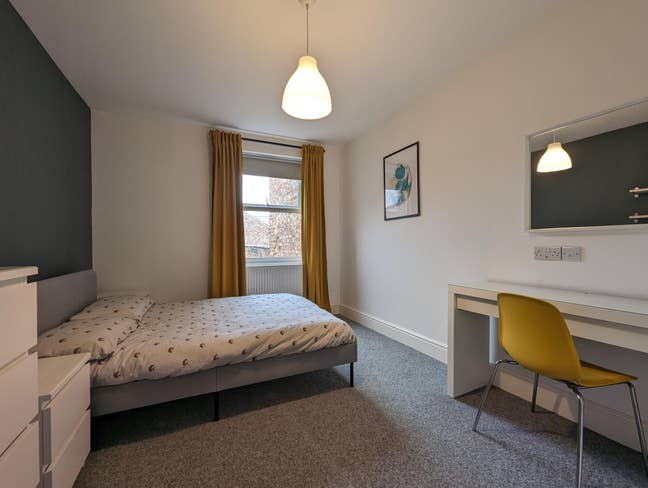 Large 2nd floor ensuite room, near hospital  Main Photo