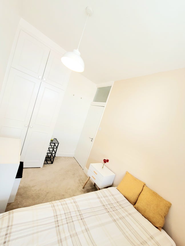 A bright and spacious room in Clapham North Main Photo