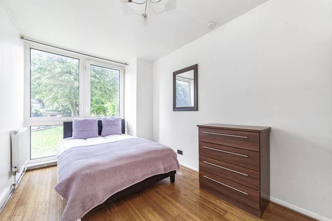 A Spacious Double Bedroom in Roehampton Main Photo