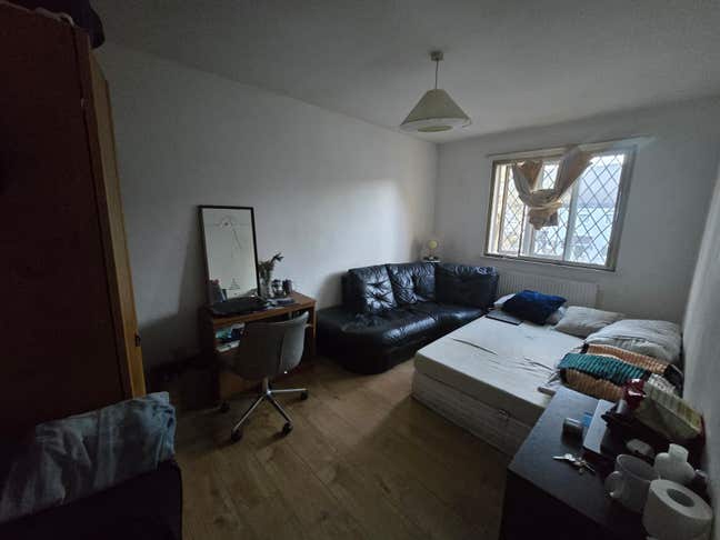 Spacious double room to rent in Feltham, TW14 Main Photo