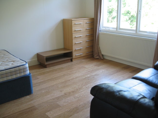 Includes Bills Converted Quality Studio Flat Main Photo