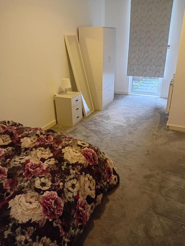 Double bedroom in Upton park  Main Photo
