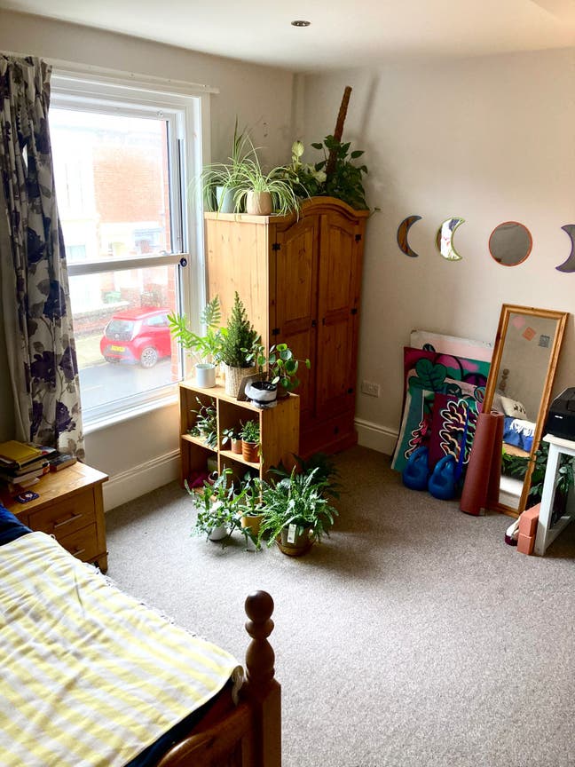 Large Double Room in Comfortable Home Main Photo