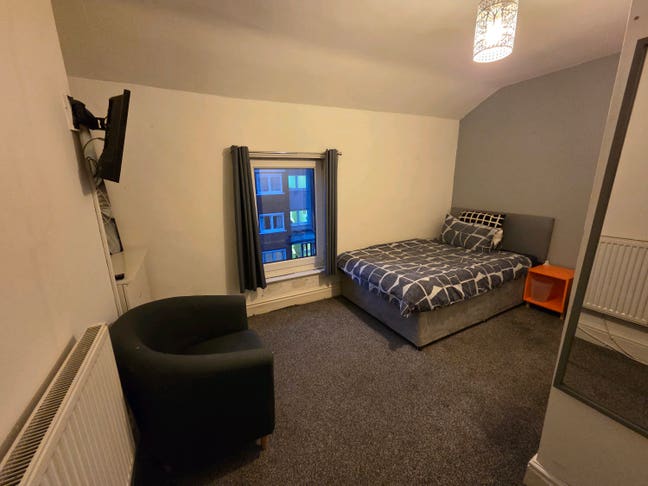 Great Value Double En-Suite / 1stFloor Large Room  Main Photo