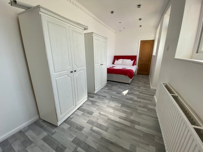 1-Bed House Just 10 Mins walk to the Jubilee Line Main Photo