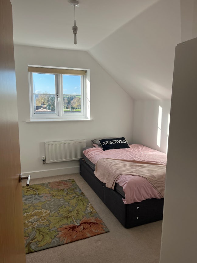 Double Room for rent in modern marlow apartment  Main Photo