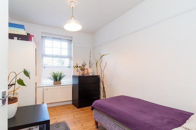 Lovely well proportioned 2 bedroom flat in N12 Main Photo