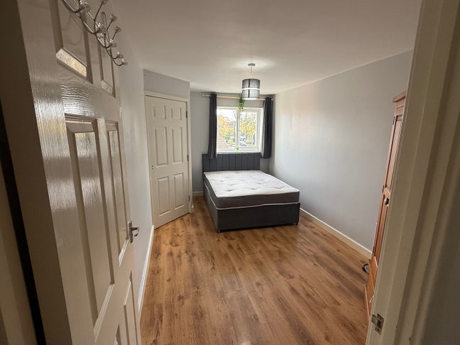 Nice double bedroom with en-suite shower / toilet Main Photo