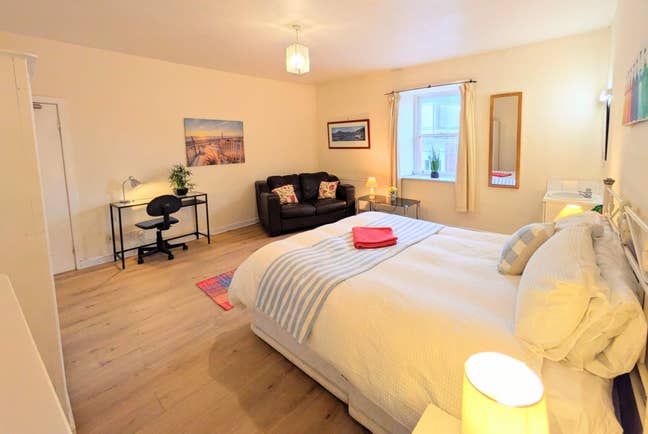 Huge room near town centre, private parking Main Photo