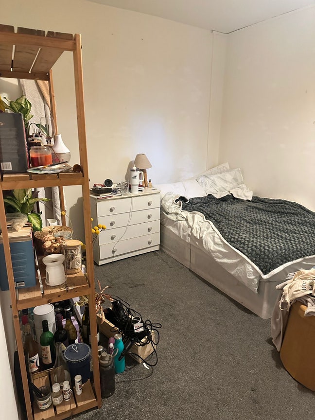 Big room, incredible location! Main Photo