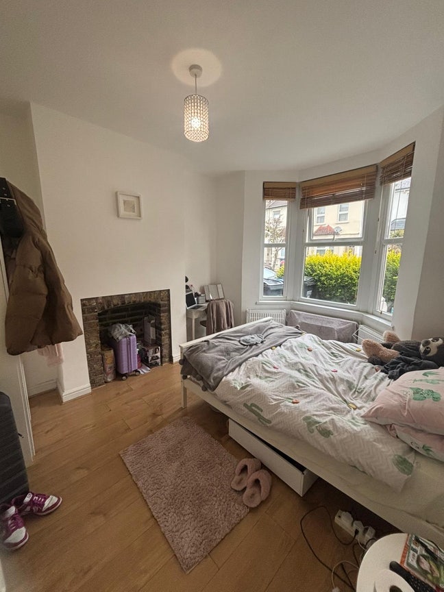 Large homely room with bay window 🪴in SE25 Main Photo