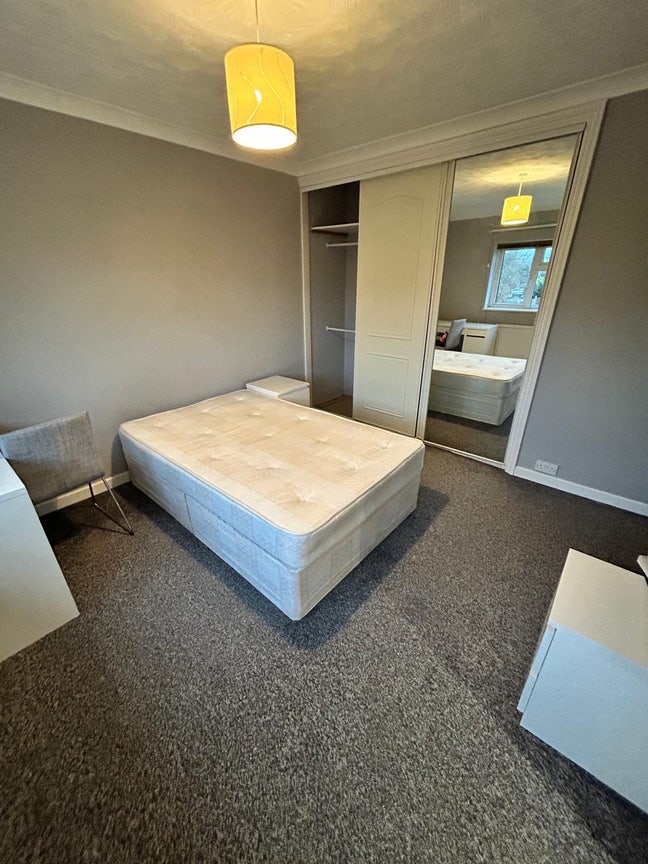 Spacious Ensuite Double Bedroom with Parking  GU1 Main Photo