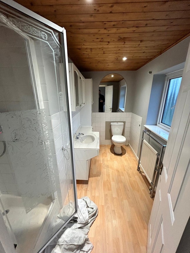 Spacious Ensuite Double Bedroom with Parking  GU1 Main Photo