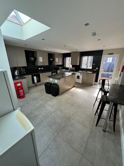 5* Ensuite Room , New House, 1GB WiFi - Must See! Main Photo