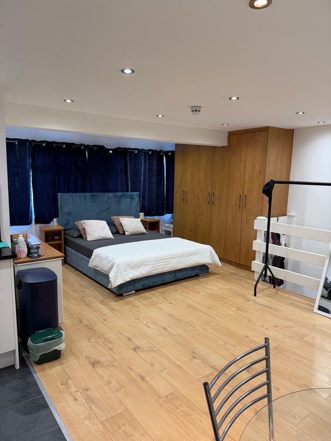 Bright spacious studio apartment isleworth TW7 Main Photo