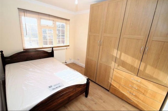 Spacious double room, quiet house, good location Main Photo