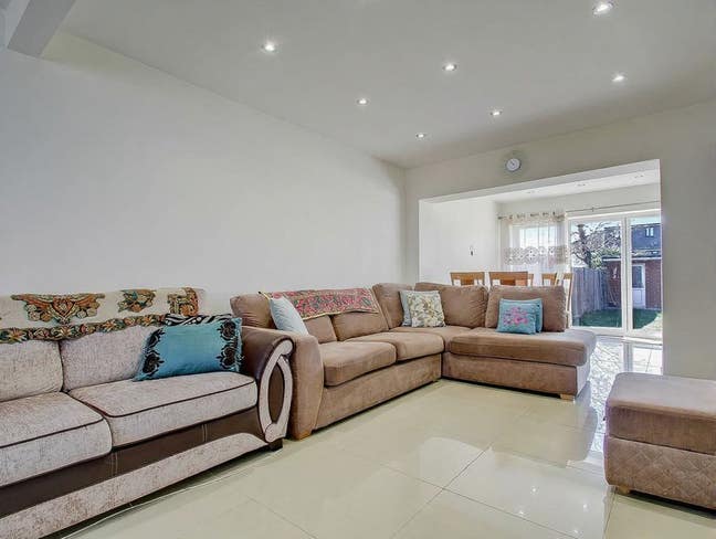 Modern Double Room in Greenford Main Photo