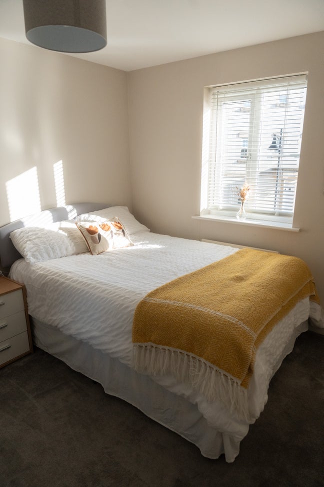 Double room with separate bathroom - 2 bed flat  Main Photo