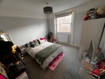 🌟 Spacious Room with Private Bathroom in West Ken Main Photo