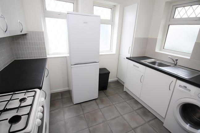 2 Bed Maisonette Near Northolt, Garden & Garage Main Photo