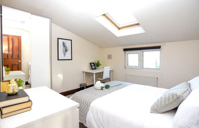 Top Floor Room in Ealing Common Flat  Main Photo