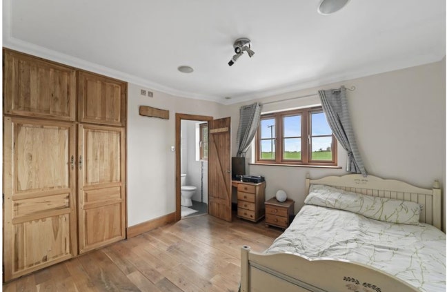 Large Double Bedrooom ensuite, built-in wardrobes  Main Photo