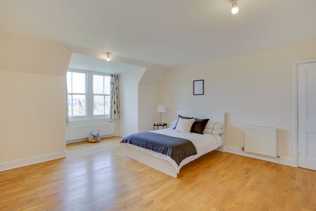 Huge Room near Ealing Broadway  Main Photo