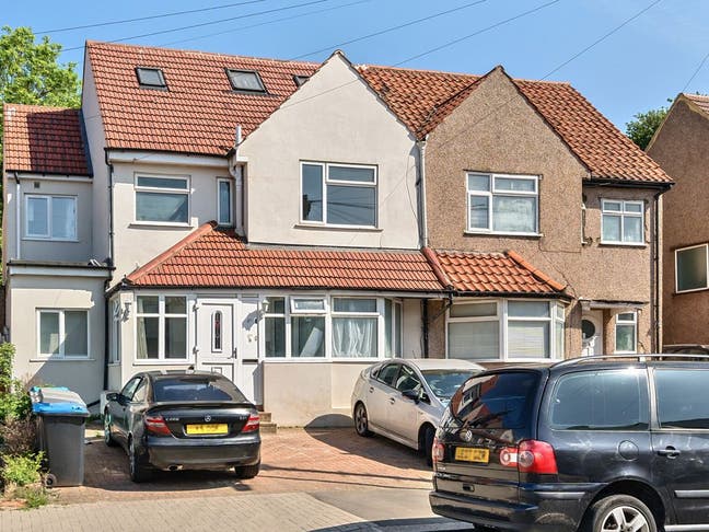 3bedroom maisonette available to rent in Kingsbury Main Photo