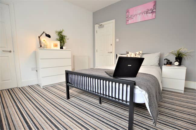 Double Ensuite - Near Train Station - Deposit Free Main Photo