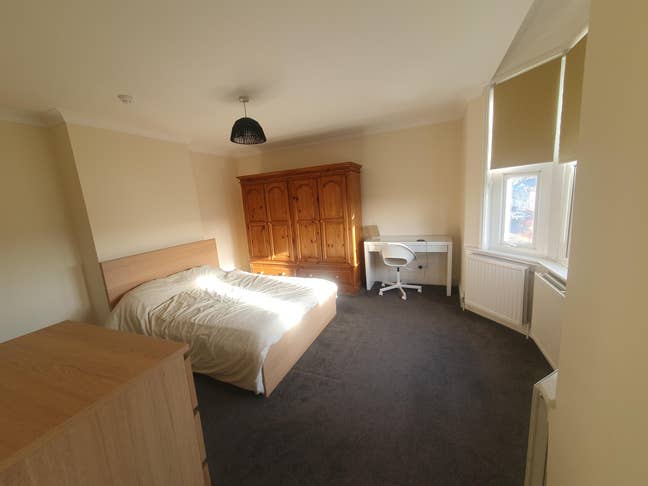 Huge double room with ensuite very close to town c Main Photo