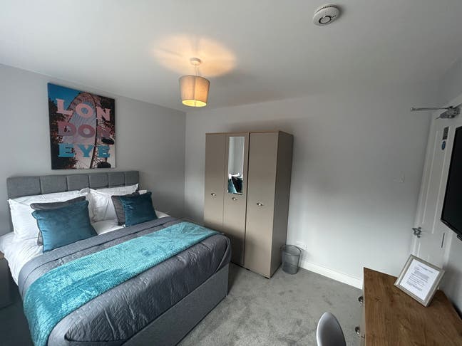 Beautifully Designed Professional House Share  Main Photo