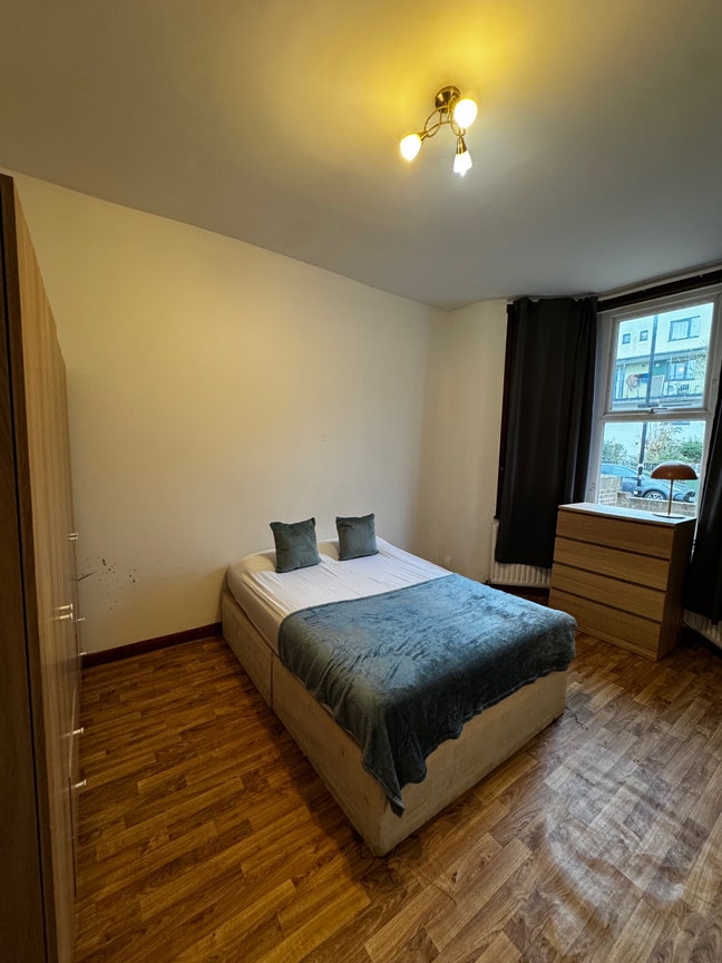 Spacious Double Room in E15 – Modern Kitchen Main Photo