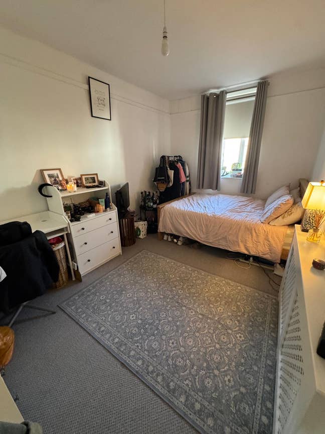 Large Room - £700 - Opposite Surbiton Station Main Photo