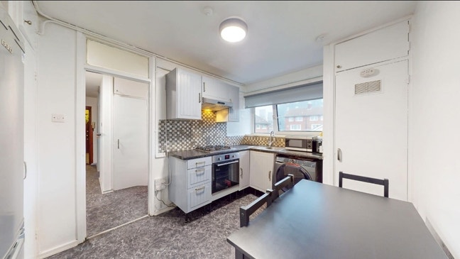 Double room 1 minutes walk to stratford station  Main Photo