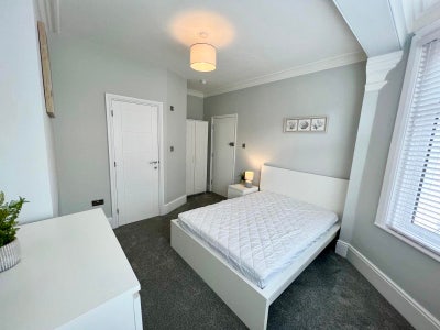 Convenient for the town centre (couples welcome) Main Photo