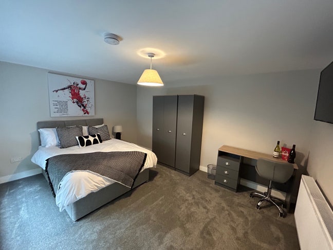 Double Room in a Professional House Share Main Photo