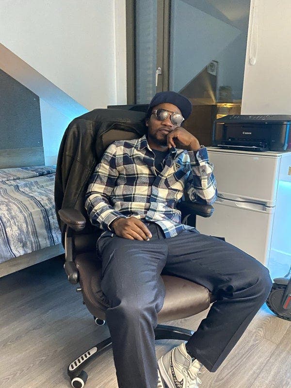 Professional Male seeks a double room Main Photo