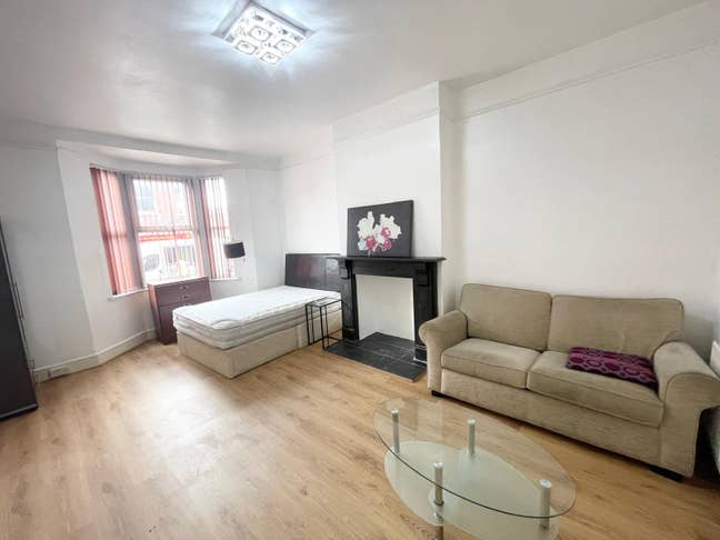 TWO roomed Attic  available Victoria Rd Main Photo