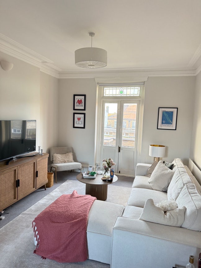 Double room in a gorgeous Parsons Green flat! Main Photo