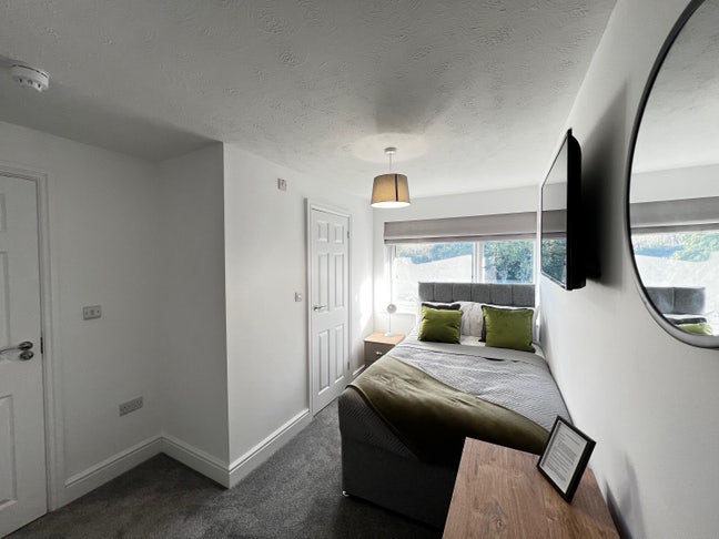 EN-SUITE Room in a Professional House Share Main Photo